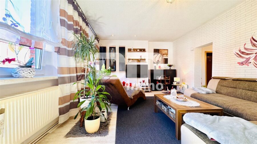 Solides Ein- bis Zweifamilienhaus mit großer Terrasse, Nebengebäude und opulenten Gartenbereich - EG Wohnzimmer